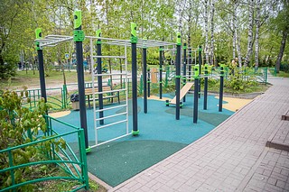 В поселке дома отдыха «Огарёво» обновили хоккейную площадку: на объекте заменили резиновое покрытие, нанесли разметку и установили новое спортивное оборудование. Все работы выполнялись из внебюджетных источников. Качество модернизации проверил глава Одинцовского городского округа Андрей Иванов