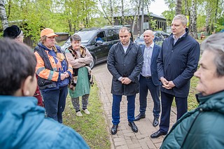 В поселке дома отдыха «Огарёво» обновили хоккейную площадку: на объекте заменили резиновое покрытие, нанесли разметку и установили новое спортивное оборудование. Все работы выполнялись из внебюджетных источников. Качество модернизации проверил глава Одинцовского городского округа Андрей Иванов