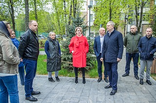 В сквере у памятника-обелиска погибшим землякам в деревне Жуковка завершены работы по озеленению. Также на прилегающей территории установили новые долговечные лавочки из массива дуба и флагштоки. Обновленный сквер осмотрел глава Одинцовского округа Андрей Иванов