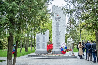 В сквере у памятника-обелиска погибшим землякам в деревне Жуковка завершены работы по озеленению. Также на прилегающей территории установили новые долговечные лавочки из массива дуба и флагштоки. Обновленный сквер осмотрел глава Одинцовского округа Андрей Иванов