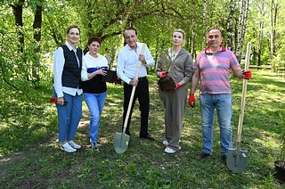 В Одинцовском округе на аллее «Маленькие герои большой войны» высадили 300 саженцев деревьев