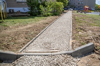 Глава Одинцовского округа Андрей Иванов проверил ход благоустройства дворовой территории в поселке Покровский городок