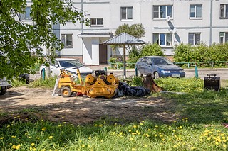 Глава Одинцовского округа Андрей Иванов проверил ход благоустройства дворовой территории в поселке Покровский городок