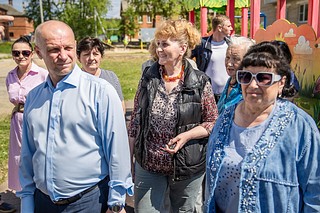Глава Одинцовского округа Андрей Иванов проверил ход благоустройства дворовой территории в поселке Покровский городок