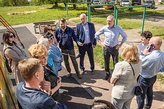 Глава Одинцовского округа Андрей Иванов проверил ход благоустройства дворовой территории в поселке Покровский городок