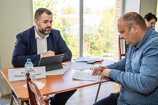 В формате «Выездной администрации» глава Одинцовского округа Андрей Иванов и профильные заместители провели личный прием в поселке Часцы — на площадке Культурно-досугового центра «Часцовский»