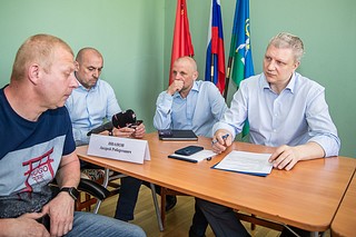 В формате «Выездной администрации» глава Одинцовского округа Андрей Иванов и профильные заместители провели личный прием в поселке Часцы — на площадке Культурно-досугового центра «Часцовский»