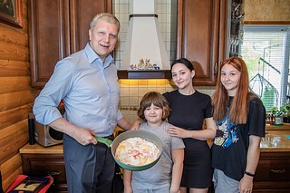 В деревне Татарки глава Одинцовского округа Андрей Иванов навестил многодетную семью Весельских, которая приняла участие в президентской программе «Социальная газификация» — пуск газа в частном доме Якова Владимировича и Анастасии Васильевны состоялся в ноябре 2023 года. По традиции Андрей Иванов вместе с хозяевами дома приготовил на газовой плите яичницу и рассказал о темпах соцгазификации в Одинцовском округе