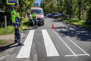 С 16 апреля в Одинцовском округе выполняются сезонные работы — обновление горизонтальной и вертикальной разметки на дорогах муниципалитета. Технология предусматривает использование как холодного, так и термического пластика. В соответствии с контрактами, суммарно предстоит обновить 49 тысяч квадратных метров разметки, из них 10 тысяч — в Звенигороде. Качество выполняемых работ на улице Некрасова проверил глава Одинцовского округа Андрей Иванов