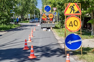 С 16 апреля в Одинцовском округе выполняются сезонные работы — обновление горизонтальной и вертикальной разметки на дорогах муниципалитета. Технология предусматривает использование как холодного, так и термического пластика. В соответствии с контрактами, суммарно предстоит обновить 49 тысяч квадратных метров разметки, из них 10 тысяч — в Звенигороде. Качество выполняемых работ на улице Некрасова проверил глава Одинцовского округа Андрей Иванов