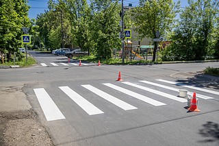 С 16 апреля в Одинцовском округе выполняются сезонные работы — обновление горизонтальной и вертикальной разметки на дорогах муниципалитета. Технология предусматривает использование как холодного, так и термического пластика. В соответствии с контрактами, суммарно предстоит обновить 49 тысяч квадратных метров разметки, из них 10 тысяч — в Звенигороде. Качество выполняемых работ на улице Некрасова проверил глава Одинцовского округа Андрей Иванов