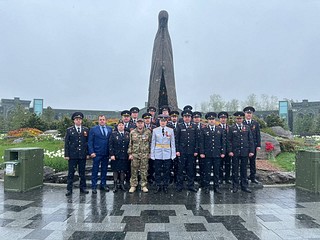 Полицейские возложили цветы к памятнику «Матерям победителей» в Кубинке