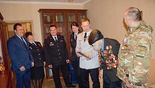 Одинцовские полицейские поздравили ветерана Великой Отечественной войны Ивана Сманцера с Днем Победы