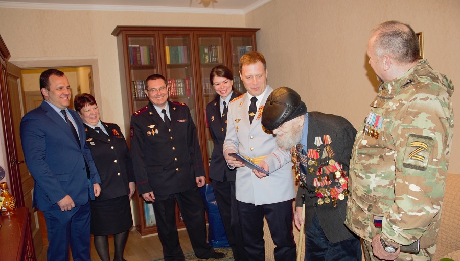 Одинцовские полицейские поздравили ветерана Великой Отечественной войны Ивана Сманцера с Днем Победы, Май