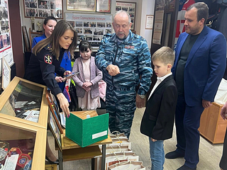 В музее органов внутренних дел сотрудники УМВД России по Одинцовскому округу совместно с председателем Совета ветеранов УМВД подполковником милиции в отставке Александром Тарасовым и председателем Общественного совета при УМВД Денисом Мартыновым состоялось награждение участников конкурса детского творчества «Полицейский Дядя Стёпа»