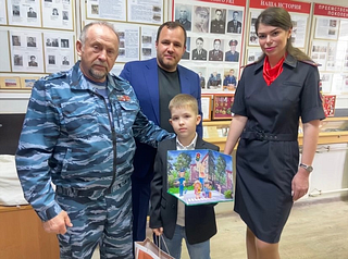 В музее органов внутренних дел сотрудники УМВД России по Одинцовскому округу совместно с председателем Совета ветеранов УМВД подполковником милиции в отставке Александром Тарасовым и председателем Общественного совета при УМВД Денисом Мартыновым состоялось награждение участников конкурса детского творчества «Полицейский Дядя Стёпа»
