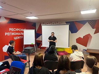 В Одинцово инспекторы по делам несовершеннолетних и специалист по работе с молодежью Ольга Новикова на базе Одинцовского молодежного центра провели профилактическую беседу с подростками о вреде употребления алкогольных напитков, табачной продукции и наркотических средств