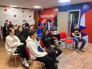 В Одинцово инспекторы по делам несовершеннолетних и специалист по работе с молодежью Ольга Новикова на базе Одинцовского молодежного центра провели профилактическую беседу с подростками о вреде употребления алкогольных напитков, табачной продукции и наркотических средств