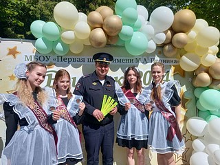 Заместитель руководителя Одинцовской Госавтоинспекции, подполковник полиции Владимир Скачков поздравил выпускников с окончанием школы