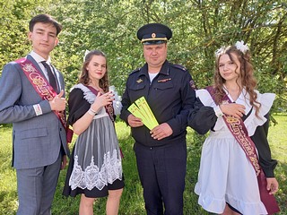 Заместитель руководителя Одинцовской Госавтоинспекции, подполковник полиции Владимир Скачков поздравил выпускников с окончанием школы