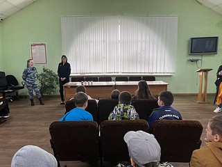 В рамках акции «День добрых дел» сотрудники УМВД России по Одинцовскому округу совместно с председателем Совета ветеранов УМВД подполковником милиции в отставке Александром Тарасовым встретились в Одинцово с учениками одной из средних общеобразовательных школ