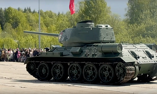 Танк Т-34 и самоходка СУ-76 показали свои возможности гостям Центрального парка Патриот