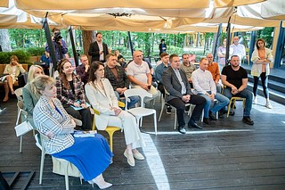 С 15 мая по 30 июля в одинцовском кампусе МГИМО ветераны СВО из Донецкой народной республики проходят программу профессиональной переподготовки «Управление городской инфраструктурой и развитием территорий». В рамках обучения они уже побывали на крупных объектах ЖКХ Подмосковья. Очередным этапом курса стало посещение парков Раздолье и Малевича. После полуторачасовой велопрогулки по парковой территории, участники специальной военной операции встретились с главой Одинцовского округа. Андрей Иванов поделился с ними накопленным в муниципалитете опытом развития парков