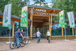 С 15 мая по 30 июля в одинцовском кампусе МГИМО ветераны СВО из Донецкой народной республики проходят программу профессиональной переподготовки «Управление городской инфраструктурой и развитием территорий». В рамках обучения они уже побывали на крупных объектах ЖКХ Подмосковья. Очередным этапом курса стало посещение парков Раздолье и Малевича. После полуторачасовой велопрогулки по парковой территории, участники специальной военной операции встретились с главой Одинцовского округа. Андрей Иванов поделился с ними накопленным в муниципалитете опытом развития парков