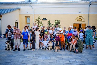 В Звенигороде 22 июня отметили День кинолога. Специалисты по разным дисциплинам рассказали и показали работу своих подопечных, а также ответили на вопросы гостей. Посетители мероприятия узнали на встрече, что кинолог — очень увлекательная, многогранная профессия, востребованная в наши дни. Её представители занимаются не только дрессировкой собак для спецслужб, но и помогают хозяевам городских собак сделать их жизнь комфортной и безопасной