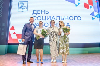 В актовом зале администрации Одинцовского округа наградили социальных работников муниципалитета. За успешную профессиональную деятельность и в связи с празднованием Дня социального работника наградили более 60 сотрудников соцучреждений городского округа