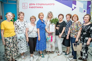 В актовом зале администрации Одинцовского округа наградили социальных работников муниципалитета. За успешную профессиональную деятельность и в связи с празднованием Дня социального работника наградили более 60 сотрудников соцучреждений городского округа