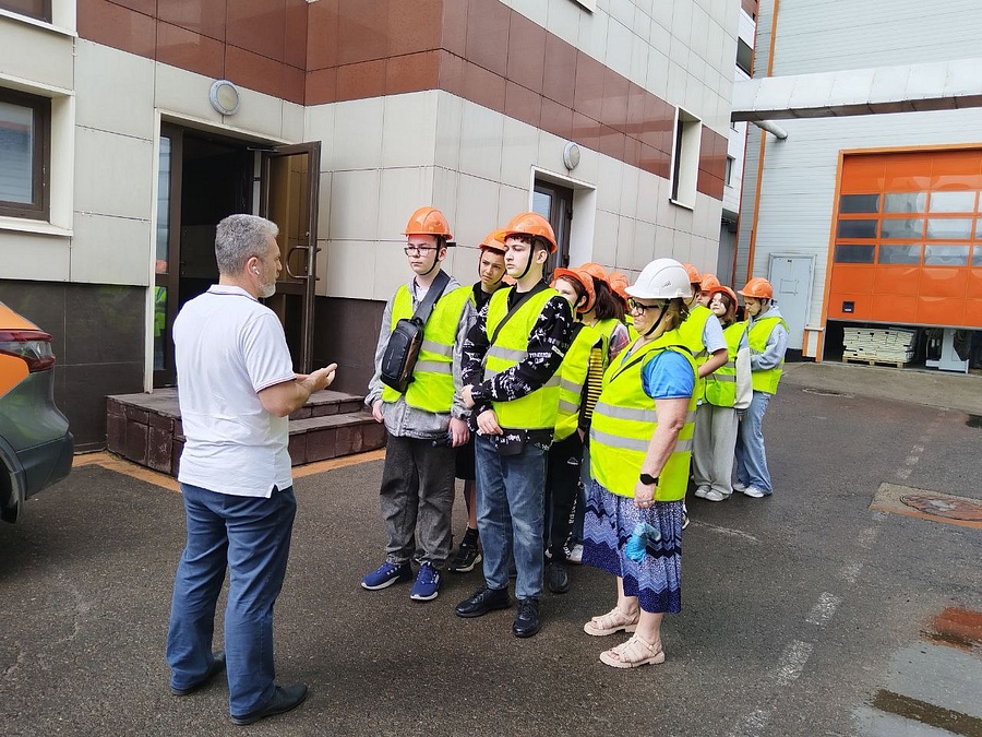 Ученики Одинцовского Лицея № 10 посетили завод концерна DoorHan