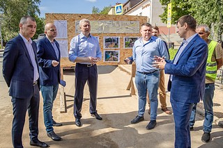В начале июня в Звенигороде приступили к ремонту улицы Пролетарская. Общая площадь ремонтируемого покрытия составляет 13,9 тысячи квадратных метров, из них 8,6 тысячи — это сама дорога, еще 5,3 тысячи — тротуары. Как сообщил глава Одинцовского округа Андрей Иванов, работы на объекте подрядная организация планирует завершить к 1 августа