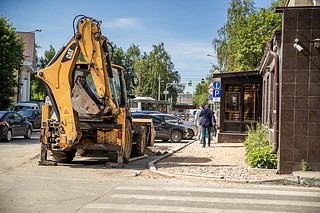 В начале июня в Звенигороде приступили к ремонту улицы Пролетарская. Общая площадь ремонтируемого покрытия составляет 13,9 тысячи квадратных метров, из них 8,6 тысячи — это сама дорога, еще 5,3 тысячи — тротуары. Как сообщил глава Одинцовского округа Андрей Иванов, работы на объекте подрядная организация планирует завершить к 1 августа
