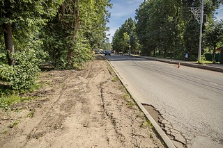 В начале июня в Звенигороде приступили к ремонту улицы Пролетарская. Общая площадь ремонтируемого покрытия составляет 13,9 тысячи квадратных метров, из них 8,6 тысячи — это сама дорога, еще 5,3 тысячи — тротуары. Как сообщил глава Одинцовского округа Андрей Иванов, работы на объекте подрядная организация планирует завершить к 1 августа