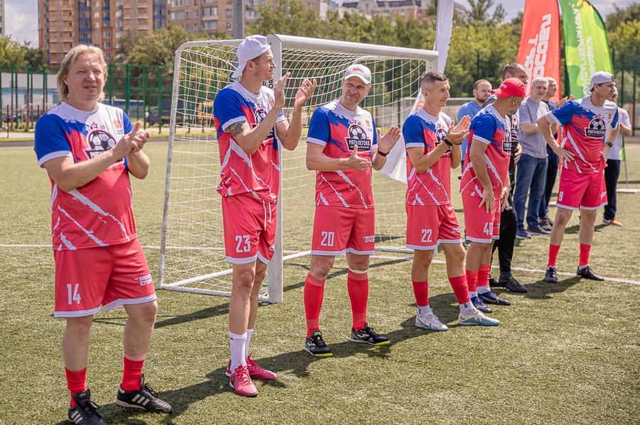 Легенды российского футбола сыграли с командой Одинцовского округа на стадионе «Центральный»