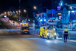 На муниципальных дорогах общего пользования в Одинцовском округе продолжается нанесение дорожной разметки. Основной объем работ выполняется в ночные часы, чтобы не мешать движению транспорта. На проезжую часть разметка наносится механизированным способом, пешеходные переходы и стрелки размечаются вручную