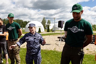 В рамках ведомственной акции «Каникулы с Росгвардией» Одинцовские росгвардейцы побывали в гостях в «Лагере настоящих героев» на базе Центрального военно-патриотического парка культуры и отдыха Вооруженных Сил Российской Федерации «Патриот». Акция проводится в течение летних школьных каникул в местах организованного детского отдыха, в летних лагерях