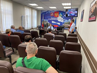 Начальник УМВД России по Одинцовскому округу Игорь Лопатин провел семинар-совещание с юридическими лицами, представителями предприятий и застройщиками. Он рассказал собравшимся о требованиях законодательных и нормативно-правовых актов в сфере миграции и напомнил об ответственности за незаконное осуществление иностранными гражданами трудовой деятельности