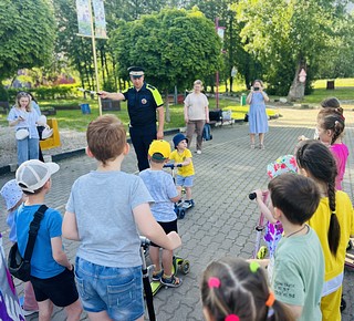 В одинцовском парке «Малыш» сотрудники Госавтоинспекции провели открытый урок для юных посетителей автогородка. Тренинг для детей был организован в рамках комплексного информационно-профилактического мероприятия «Внимание — дети!»