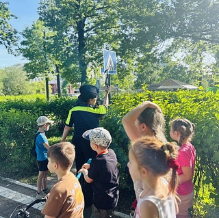В одинцовском парке «Малыш» сотрудники Госавтоинспекции провели открытый урок для юных посетителей автогородка. Тренинг для детей был организован в рамках комплексного информационно-профилактического мероприятия «Внимание — дети!»