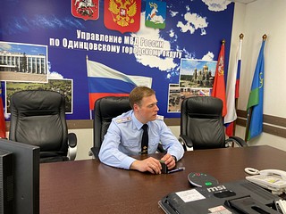 Начальник УМВД России по Одинцовскому округу Игорь Лопатин провел семинар-совещание с юридическими лицами, представителями предприятий и застройщиками. Он рассказал собравшимся о требованиях законодательных и нормативно-правовых актов в сфере миграции и напомнил об ответственности за незаконное осуществление иностранными гражданами трудовой деятельности