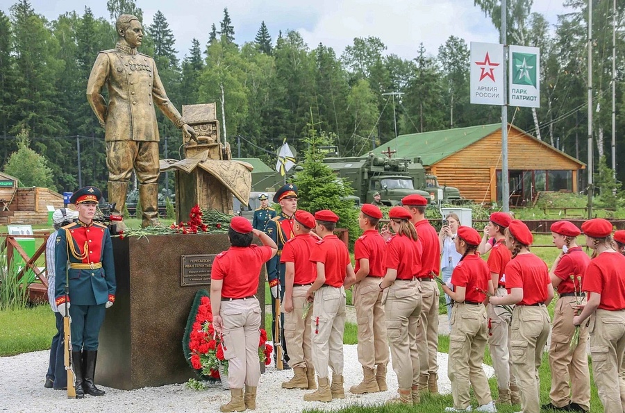 В Центральном парке «Патриот» почтили память Ивана Терентьевича Пересыпкина