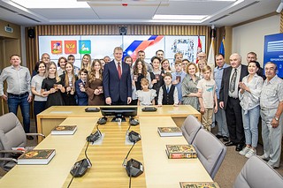 Паспорта граждан Российской Федерации вручили 10 юным жителям Одинцовского округа. Торжественную церемонию приурочили ко Дню России, который ежегодно отмечают 12 июня. Андрей Иванов поздравил ребят и подчеркнул, что после получения своего первого документа они становятся полноправными гражданами Российской Федерации