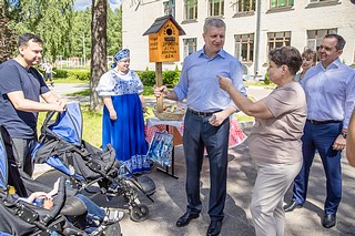 Школа для детей с ограниченными возможностями здоровья «Гармония» в деревне Горловка продолжает акцию «Доброе дело». Так, главе Одинцовского округа Андрею Иванову передали скворечник, который смастерили ребята с нарушениями опорно-двигательного аппарата. Руководитель муниципалитета поблагодарил воспитанников школы, педагогов и директора «Гармонии» Елену Рябизину за подарок и сообщил, что в ближайшее время скворечник установят в одном из парков муниципалитета. Также Андрею Иванову вручили сувениры из керамики и чайный сервиз — их сделали своими руками ученики гончарной мастерской