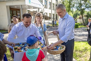 Школа для детей с ограниченными возможностями здоровья «Гармония» в деревне Горловка продолжает акцию «Доброе дело». Так, главе Одинцовского округа Андрею Иванову передали скворечник, который смастерили ребята с нарушениями опорно-двигательного аппарата. Руководитель муниципалитета поблагодарил воспитанников школы, педагогов и директора «Гармонии» Елену Рябизину за подарок и сообщил, что в ближайшее время скворечник установят в одном из парков муниципалитета. Также Андрею Иванову вручили сувениры из керамики и чайный сервиз — их сделали своими руками ученики гончарной мастерской