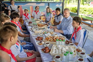 Школа для детей с ограниченными возможностями здоровья «Гармония» в деревне Горловка продолжает акцию «Доброе дело». Так, главе Одинцовского округа Андрею Иванову передали скворечник, который смастерили ребята с нарушениями опорно-двигательного аппарата. Руководитель муниципалитета поблагодарил воспитанников школы, педагогов и директора «Гармонии» Елену Рябизину за подарок и сообщил, что в ближайшее время скворечник установят в одном из парков муниципалитета. Также Андрею Иванову вручили сувениры из керамики и чайный сервиз — их сделали своими руками ученики гончарной мастерской