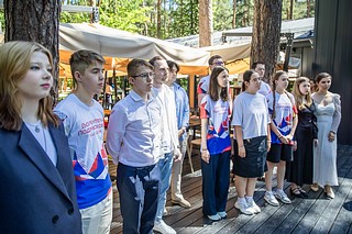 В парке «Раздолье» прошла встреча главы муниципалитета Андрея Иванова с одинцовской молодёжью. Участники — члены волонтёрского корпуса федерального проекта «Формирование комфортной городской среды» и активные юные жители. Ребята регулярно принимают участие в крупных мероприятиях как в Одинцовском округе, так и по всему Подмосковью. Кроме того, на постоянной основе они помогают в центре сбора гуманитарной помощи