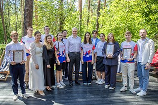 В парке «Раздолье» прошла встреча главы муниципалитета Андрея Иванова с одинцовской молодёжью. Участники — члены волонтёрского корпуса федерального проекта «Формирование комфортной городской среды» и активные юные жители. Ребята регулярно принимают участие в крупных мероприятиях как в Одинцовском округе, так и по всему Подмосковью. Кроме того, на постоянной основе они помогают в центре сбора гуманитарной помощи