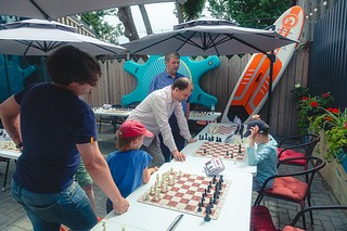 В Звенигороде 16 июня прошел летний праздник шахмат и активного отдыха «Kayak & Chess». Хедлайнером мероприятия стал международный гроссмейстер Борис Владимирович Савченко
